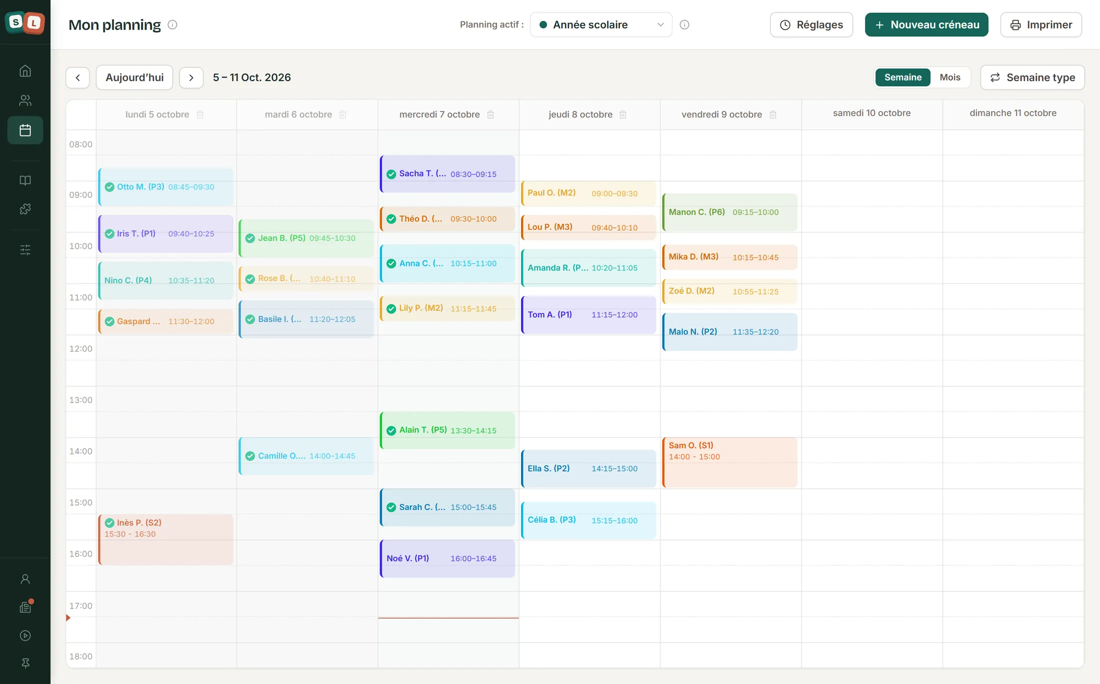 Le planning de SuiviLogo, semaine du 5 au 11 octobre 2026 : un créneau coloré par patient du lundi au vendredi, un V vert sur les séances déjà clôturées, le planning actif « Année scolaire », les vues Semaine et Mois, la semaine type, les réglages et l’impression.