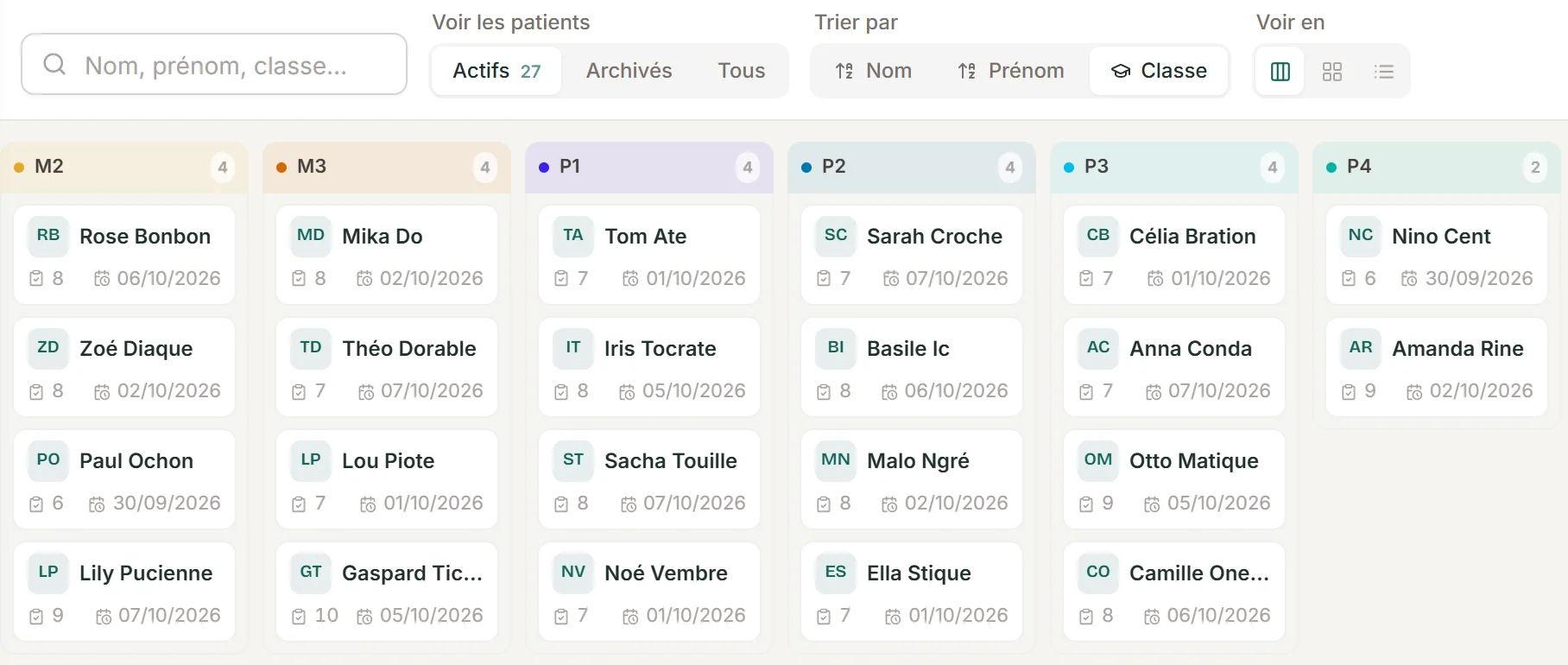La liste des patients de SuiviLogo : la recherche, les filtres actifs, archivés ou tous, le tri par nom, prénom ou classe, puis une colonne par classe scolaire, de la deuxième maternelle à la quatrième primaire, chacune à sa couleur.